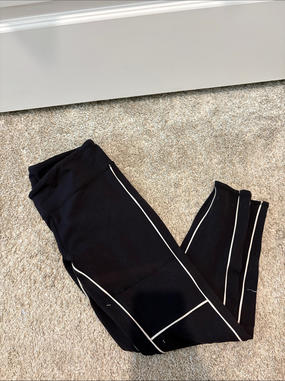 ALO Yoga Black Leggings with White Contrast Piping